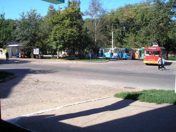 Конечная остановка АЗОВСКАЯ. Троллейбусы приехали на обед