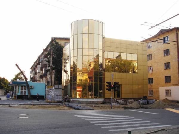 Недостроенный торговый центр на углу улиц Новороссийская и Черноморская