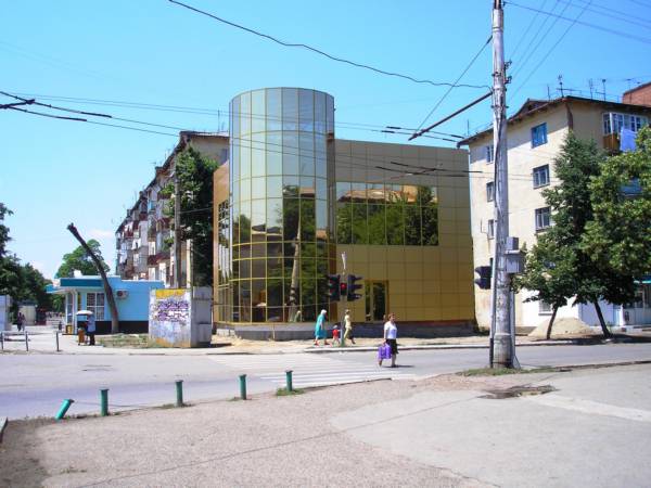 Новый, недостроенный, торговый центр на углу Новороссийской и Черноморской