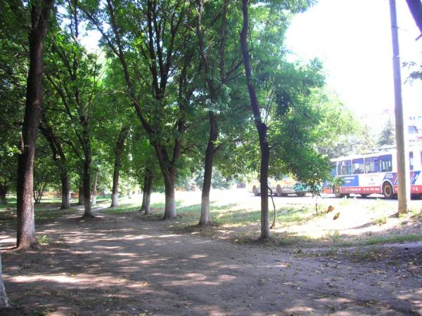 Парк на улице Азовской. Справа - Троллейбусная станция АЗОВСКАЯ