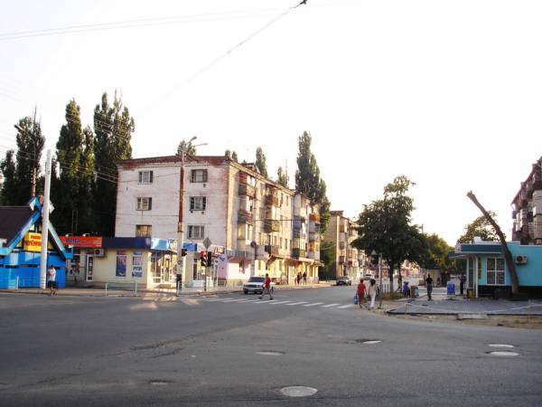 Пересечение улиц Новороссийской и Черноморской.Слева - рынок ЧЕРЁМУШКИ
