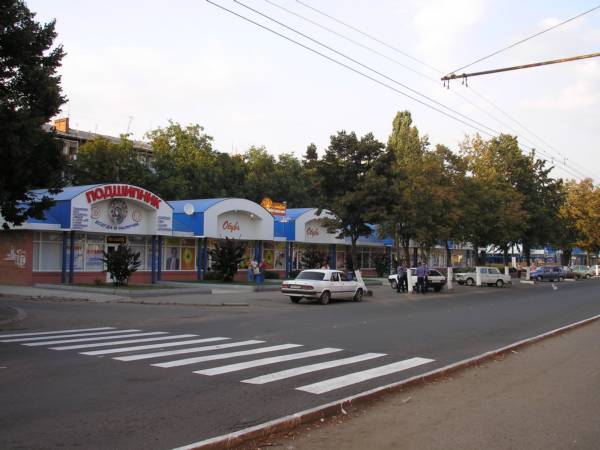 Торговый комплекс ГОРОД МАСТЕРОВ на улице Новороссийской напротив интерната