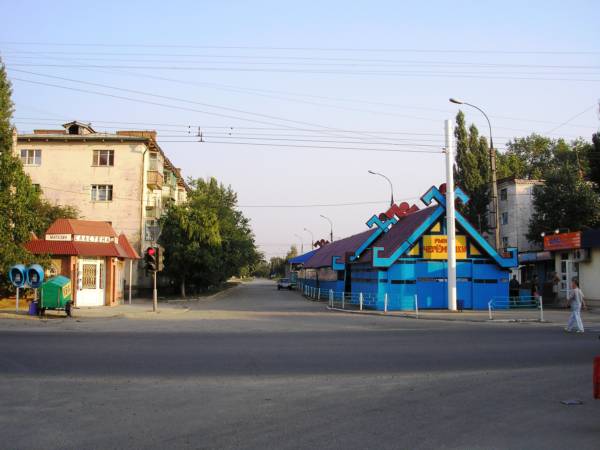 Улица Черноморская. Справа - рынок ЧЕРЁМУШКИ