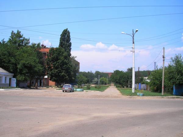 Улица Черноморская одним своим концом упирается в железную дорогу.