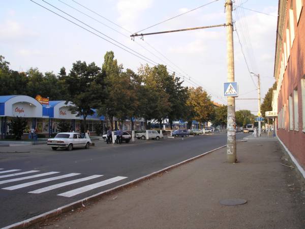 Улица Новороссийская.Слева - ТК ГОРОД МАСТЕРОВ