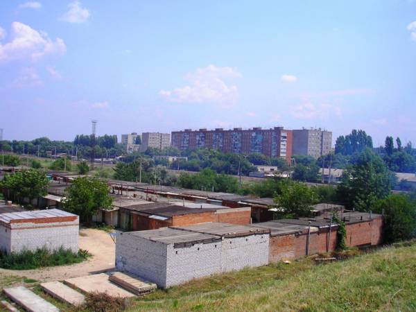 Вид на жилые дома по улице Маркова с Каспаровского моста