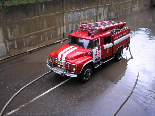 Пожарная машина откачивает воду из тоннеля на Новороссийской