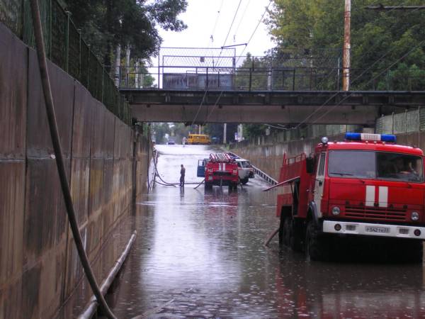 Тоннель на Новороссийской во время затопления. Из него откачивают воду
