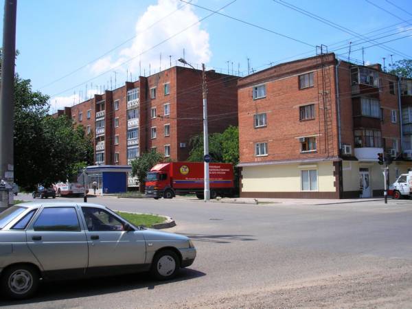 Пересечение улиц Шмидта и Володарчского.Вид в сторону Шмидта