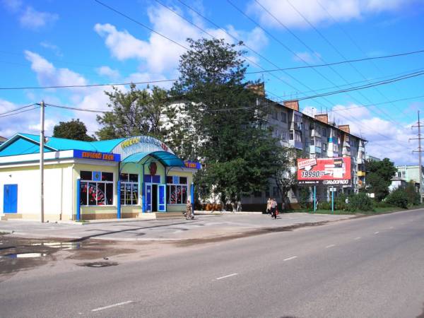 Улица Володарского.Слева - казино ТРОЙКА, СЕМЁРКА, ТУЗ