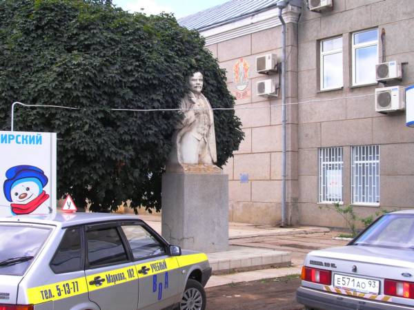 Памятник В.И. Ленину возле ПМДО