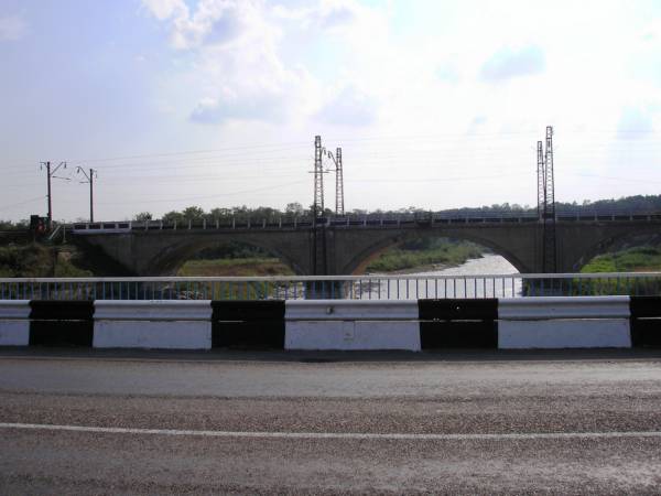 Авто- и железнодорожный мост через реку Уруп