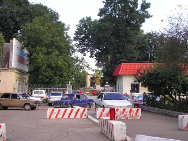 Вход на территорию военной части у площади 40-летия Победы