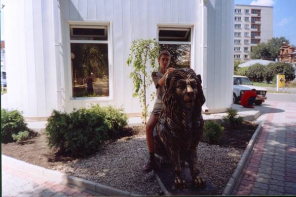 Лев - царь зверей, и находится он в сквере по улице Розы Люксембург