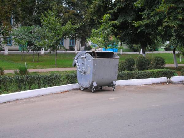 В Армавире обновили мусорки. Каждый такой ящик стоит 17500 руб