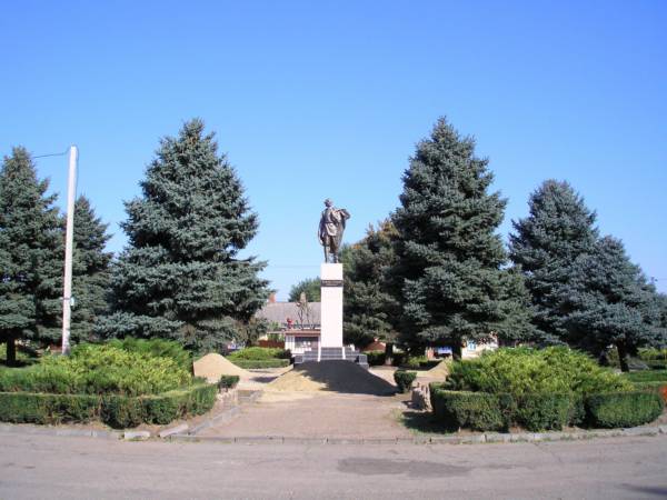 Обновленный памятник М.Горькому на привокзальной площади
