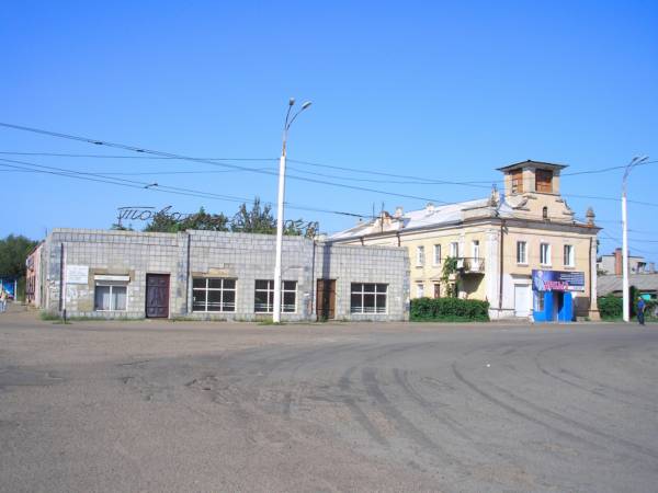 Слева направо - магазины ТОВАРЫ В ДОРОГУ и магазин питьевой воды АРХЫЗ