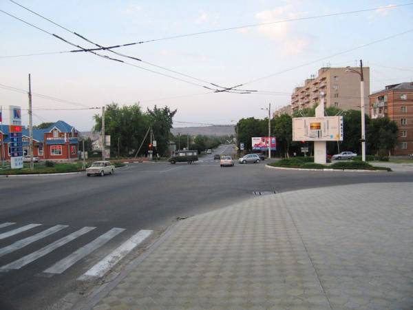 Пересечение улиц Ефремова и Розочки.Вниз уходит Ефремова