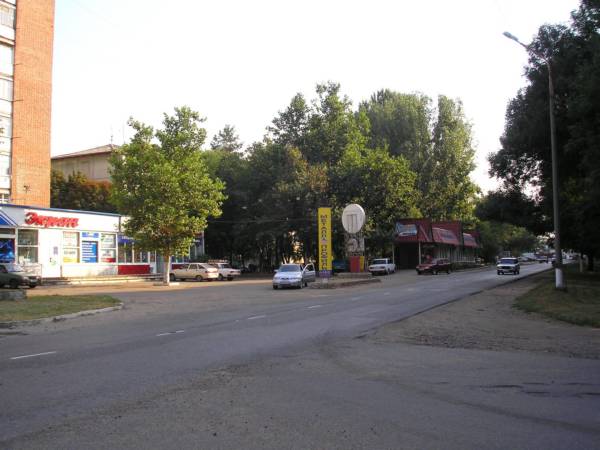 Улица Ефремова в направлении Бара.Слева - магазин ЭКРАН