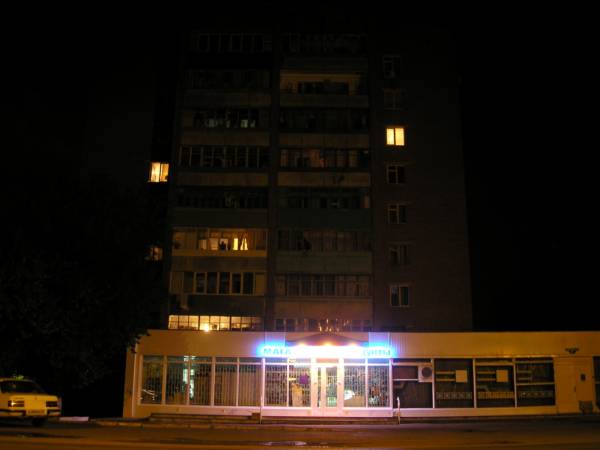 Магазин ПРОДУКТЫ на Ефремова (в районе пересечения с Кропоткина). Ночной вид_2