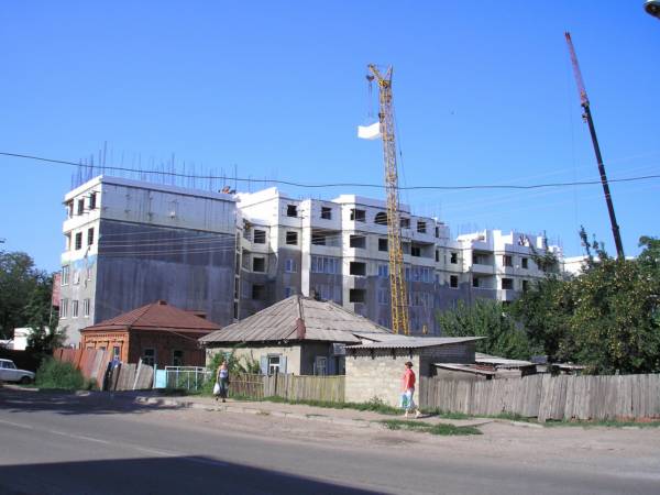 Строящийся жилой дом на улице Ефремова возле Кропоткина
