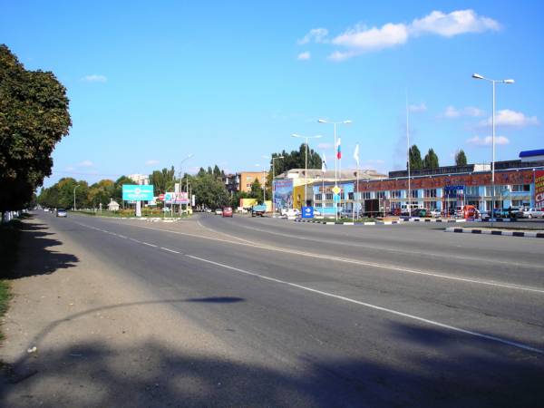 Улица Ефремова.Справа - ЭКОНОМ