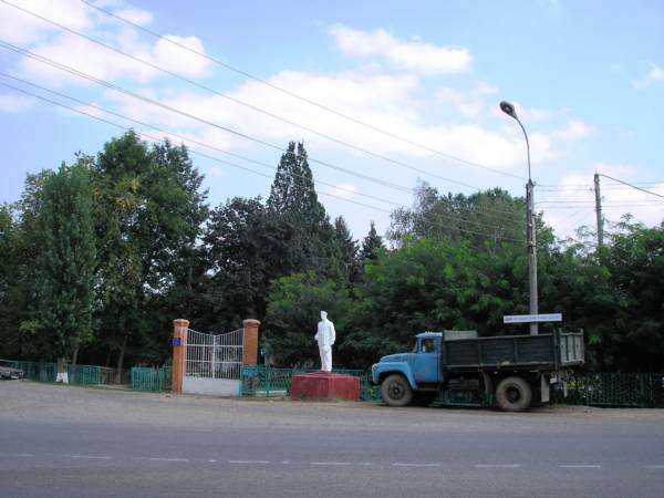 Вход на территорию Совхоза Декоркультур