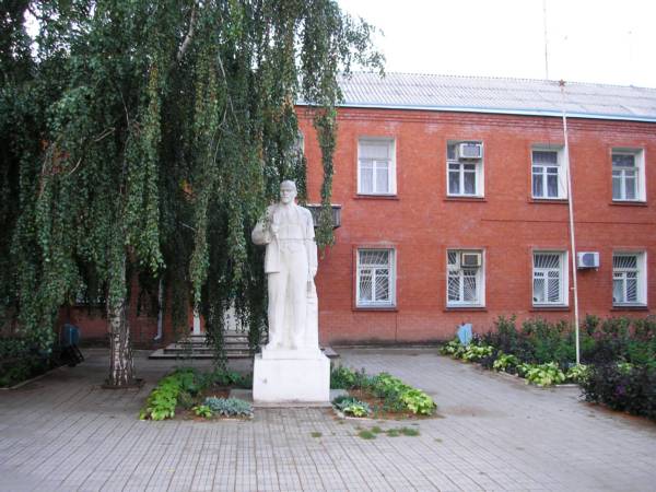 Памятник В.И.Ленину возле Администрации