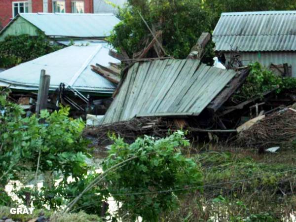 В Старой Станице во время наводнения 2002 года - дома не выдержали удара стихии
