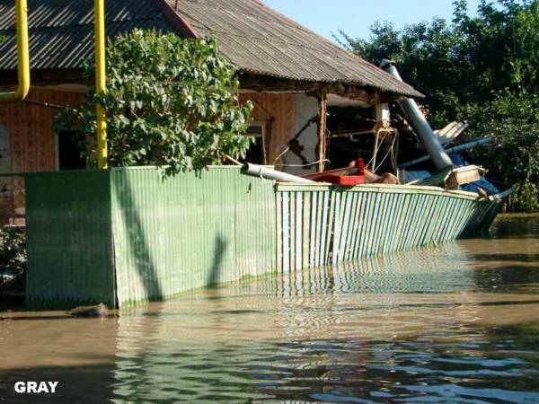 В Старой Станице во время наводнения 2002 года - все рушится