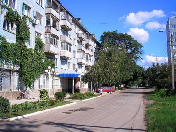 Улица Полины Осипенко.Слева - Художка
