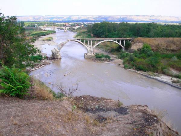 Полуразрушенный мост через реку Уруп