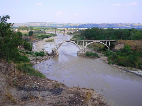 Разрушенный мост через реку Уруп