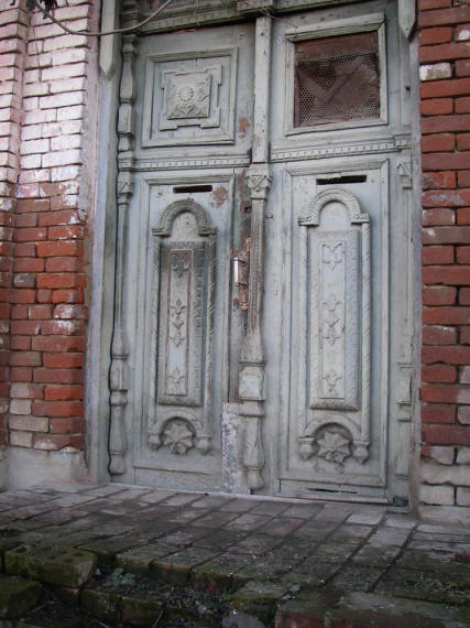 Старинная дверь старинного дома Армавир fhvfdbh