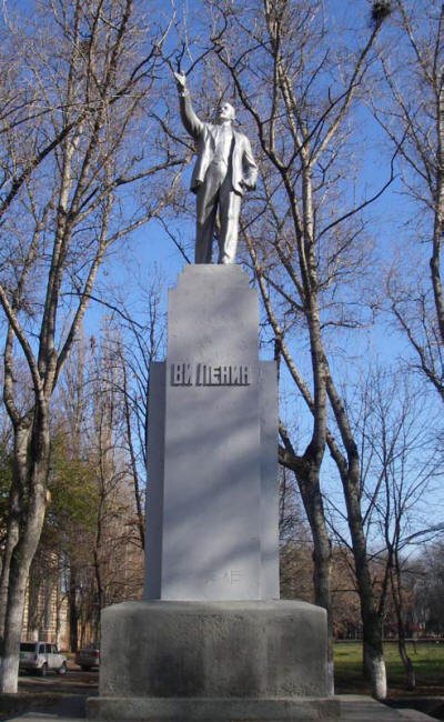 Памятник В.И. Ленину у Завода Испытательных Машин